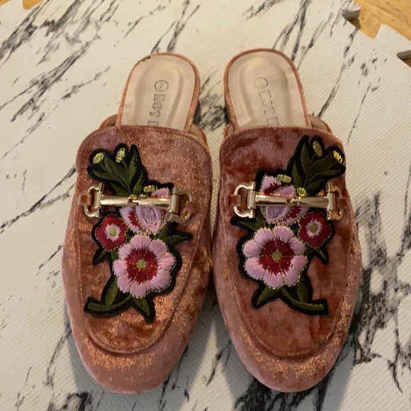 Lovely Hot Kiss flats - Picture 2 of 3